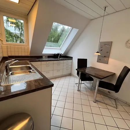 Zentral Und Ruhig Gelegen Mit Einbaukueche & Balkon